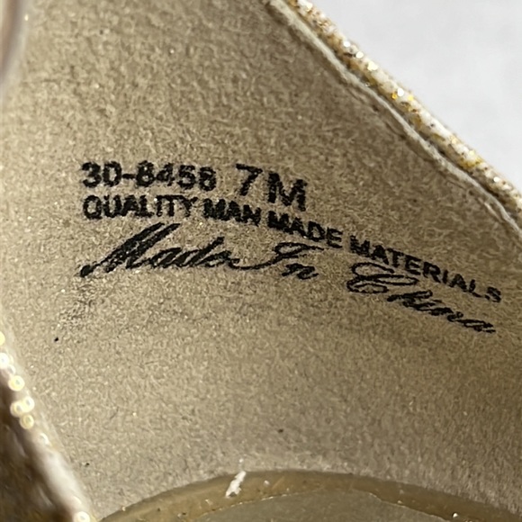 NWT Easy Street Alive 5 Womens Tarrah Gold Metallic Flat Strappy Sandals 7M - Picture 8 of 9